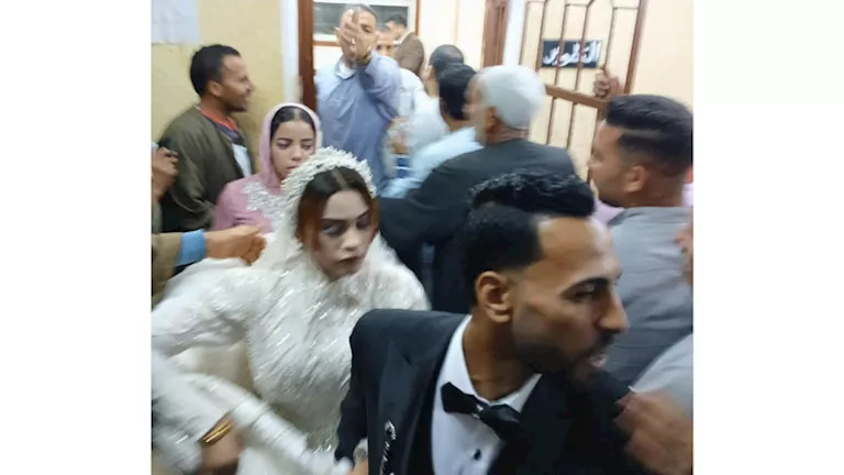 بالبدلة والفستان.. عروسان يشاركان في انتخابات النواب بالبحيرة (فيديو و بالبدلة والفستان.. عروسان يشاركان في انتخابات النواب بالبحيرة (فيديو و