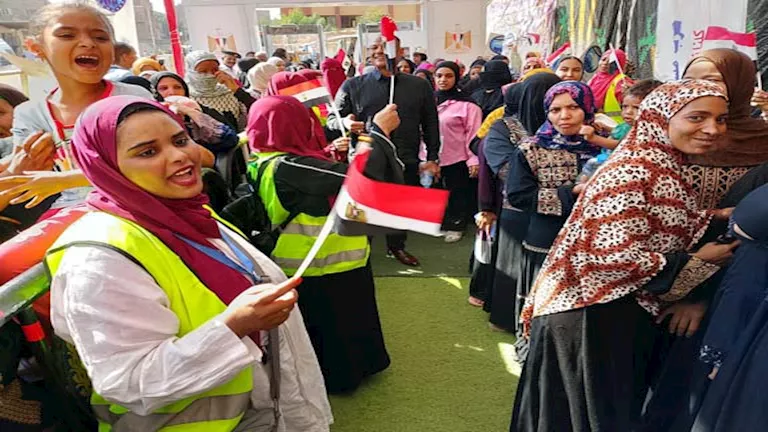 أعلام وزغاريد.. مشاهد احتفالية أمام اللجان بأسوان والسيدات في الصدارة