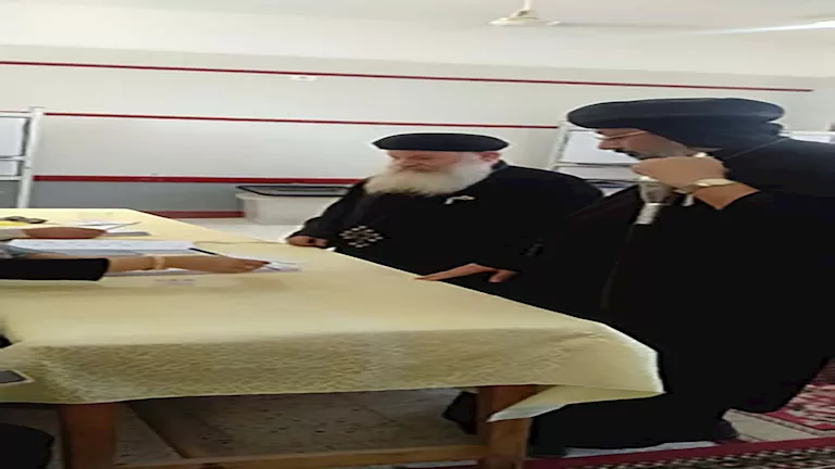 أسقف عام كنائس الوادي الجديد والواحات يدلى بصوته فى انتخابات النواب