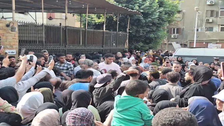 باسم سمرة يتقدم مشيعي جنازة المطرب إسماعيل الليثي في إمبابة