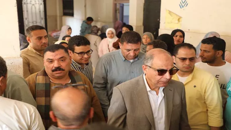محافظ المنيا يتفقد لجان الانتخابات في يومها الثاني ويدعو المواطنين للم
