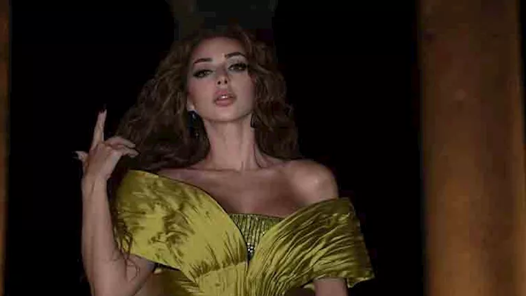 ميريام فارس تتألق بفستان جريء وتحتفل بنجاح حفلها في متحف شرم الشيخ
