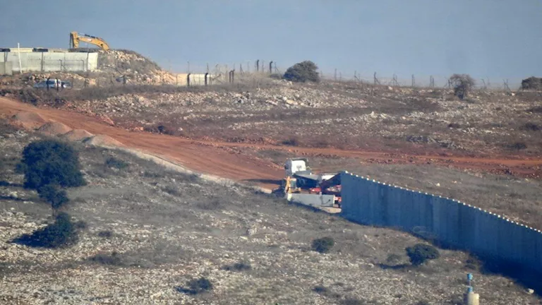 يمنع وصول السكان لـ4 آلاف متر.. إسرائيل تٌشيد جدارًا يتخطى الحدود اللب يمنع وصول السكان لـ4 آلاف متر.. إسرائيل تٌشيد جدارًا يتخطى الحدود اللب