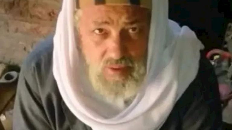 ضربة فأس تنهي حياة مزارع على يد جيرانه في المنصورة