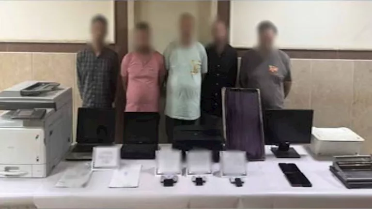 ضبط تشكيل عصابي بتهمة سرقة سيارة وتزوير أوراق ملكيتها في القاهرة