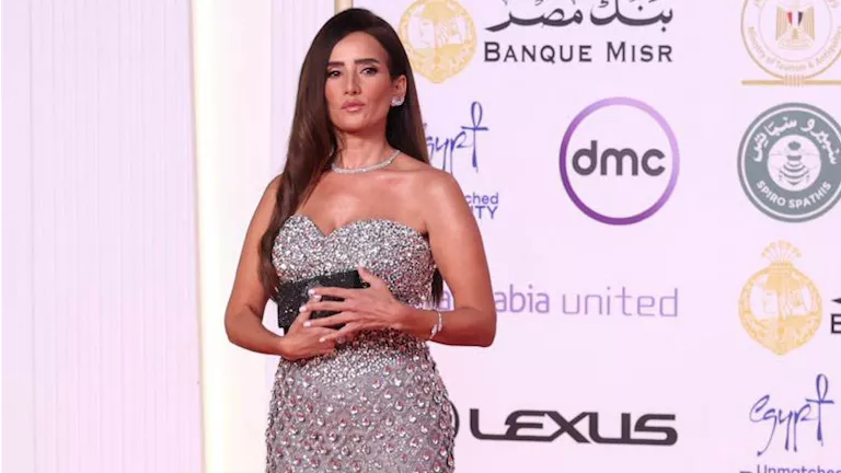 زينة تتألق بفستان فضي في افتتاح مهرجان القاهرة السينمائي الـ46