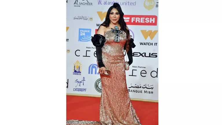 غادة إبراهيم تتألق بفستان لامع مزين بمفتاح الحياة في مهرجان القاهرة السينمائي