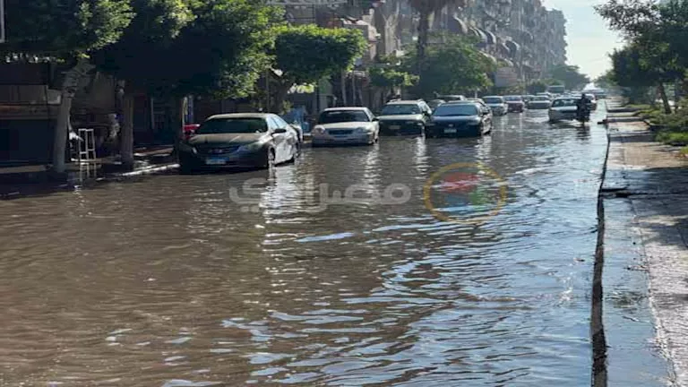 غرق شوارع بورسعيد في مياه الأمطار والأجهزة التنفيذية تحاول السيطرة – ص