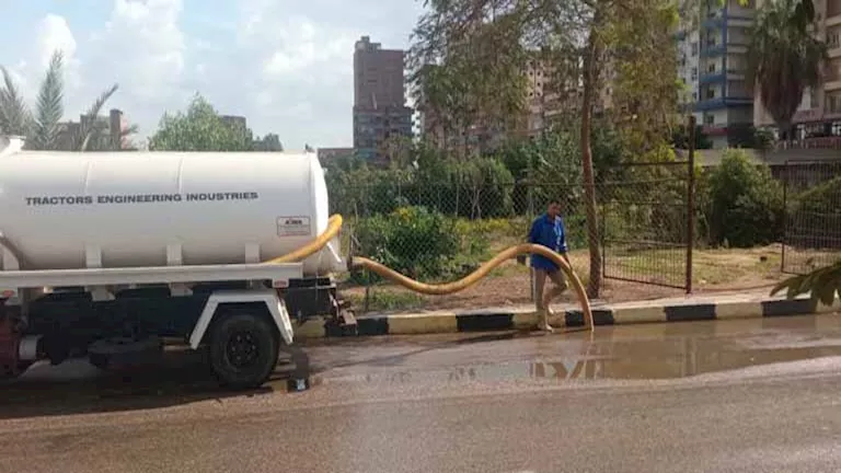 بالصور- شفط تجمعات مياه الأمطار من شوارع شبين الكوم بالمنوفية