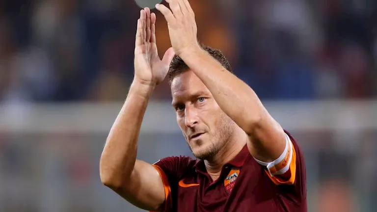 نجوم كرة القدم الذين فضلوا الولاء على المال: قصص ملهمة من توتي إلى لوكاريلي