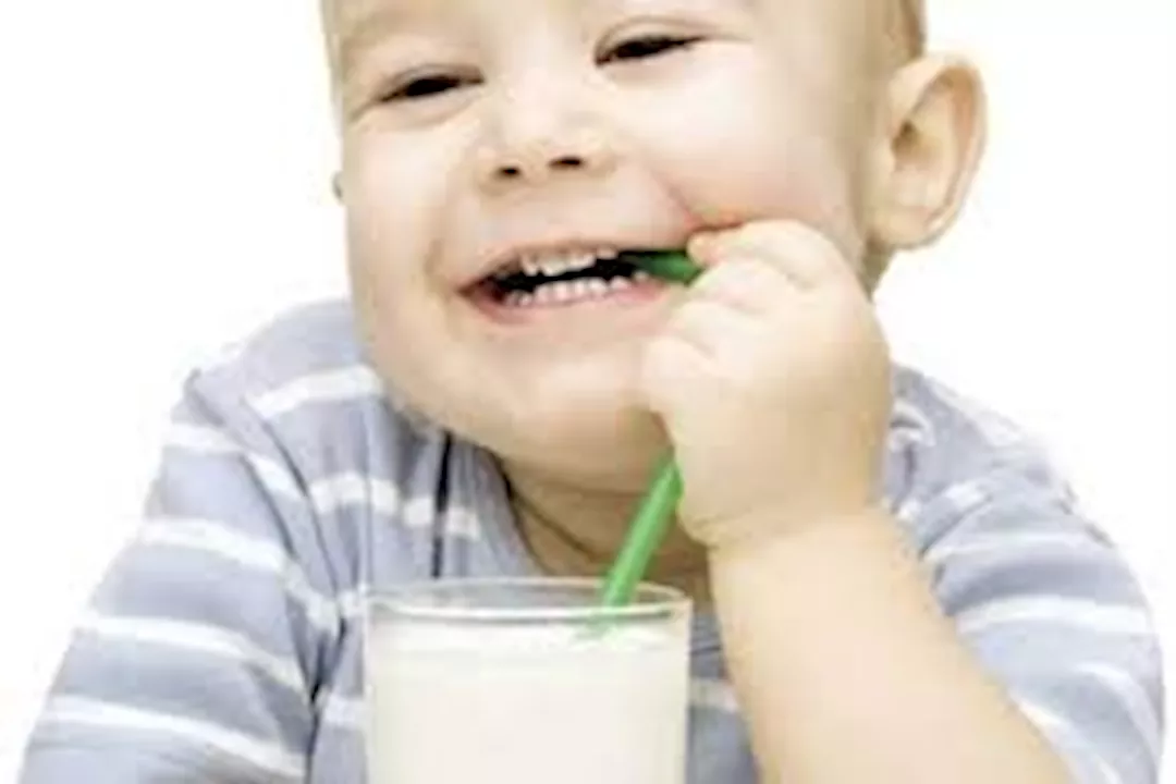 طفل يتناول عصير الجوافة مع التمر