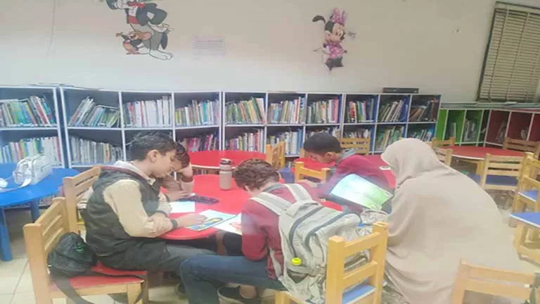 “أتوبيس المعرفة”.. المكتبة المتنقلة تجوب قرى أسيوط لنشر الثقافة (صور)