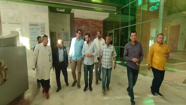 نائب محافظ الأقصر ومدير الصحة يزوران مصابي حادث أتوبيس أسوان (صور)