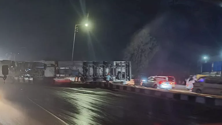 تسببت في شلل مروري.. انقلاب تريلا على الطريق الزراعي بالمنوفية