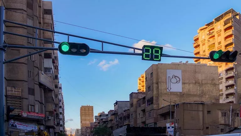 بعد 72 ساعة من جولة المحافظ.. تركيب إشارة مرور بمنطقة الفلكي – صور