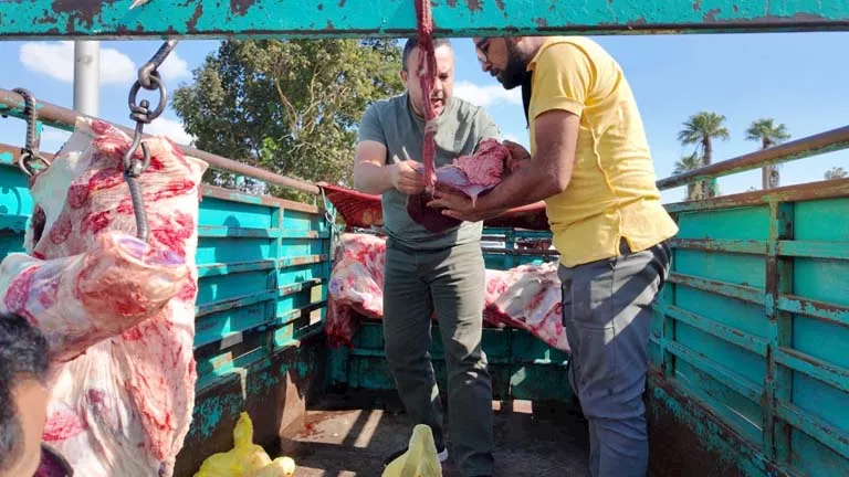 بالصور.. محافظ الإسماعيلية يوقف سيارة لحوم مخالفة ويُحيلها للجهات المخ