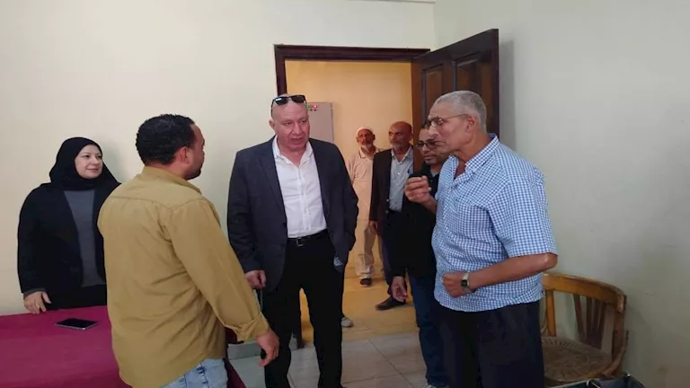 رئيس مدينة كفر شكر يفاجئ الوحدات الصحية ويضبط غياب 14 طبيبًا دون إذن