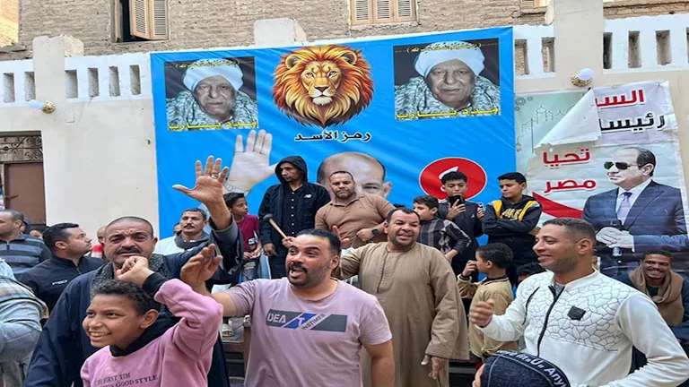 أهالي نجع حمادي يحتفلون بإعادة انتخابات النواب