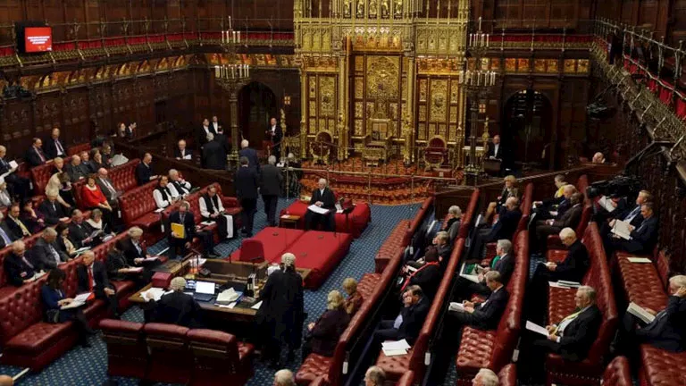 بريطانيا تحذر نوابها من جواسيس صينيين يحاولون تجنيدهم عبر “لينكد إن”