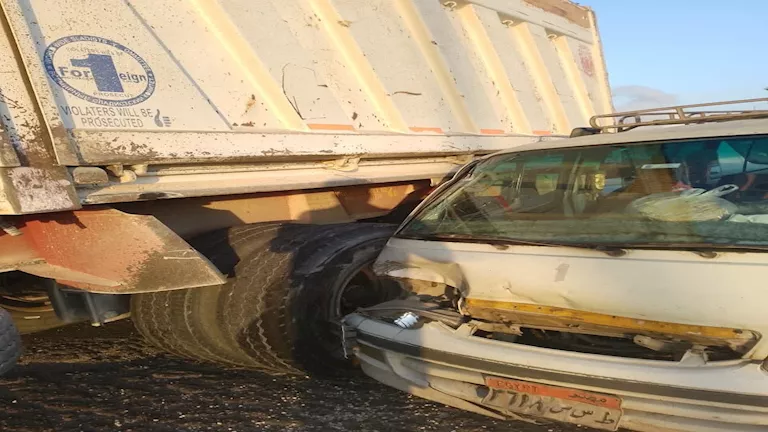 إصابة 9 أشخاص في حادث تصادم سيارتي ميكروباص ونقل بالسويس