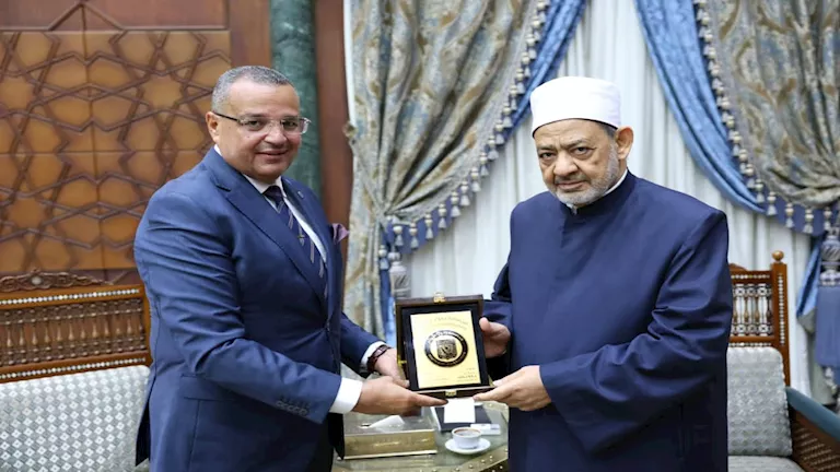 دفء وطمأنينة تصل للقرى البدوية.. تفاصيل لقاء شيخ الأزهر ومحافظ جنوب سي