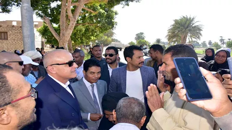 محافظ الأقصر يفتتح أعمال رصف طريق قرية الطوناب بإسنا (صور)