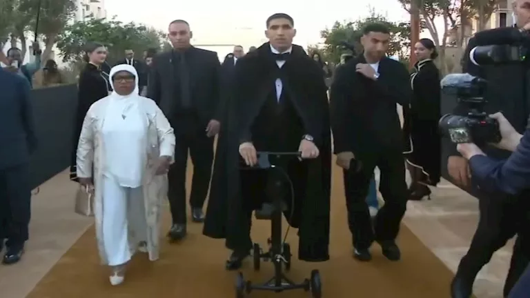 أشرف حكيمي يشعل جوائز الكان بظهور مفاجئ على سكوتر كهربائي