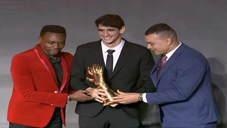 ياسين بونو يتوج بجائزة أفضل حارس مرمى في أفريقيا لعام 2025 ياسين بونو يتوج بجائزة أفضل حارس مرمى في أفريقيا لعام 2025