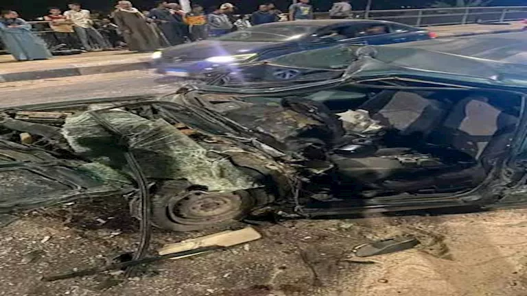 بالصور.. 5 مصابين في تصادم ميكروباص وملاكي أعلى كوبري الواسطى بأسيوط