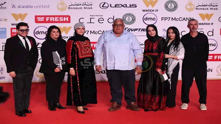 نجوم فيلمي "اغتراب" و"كوندافا" يتألقون على السجادة الحمراء في مهرجان القاهرة السينمائي