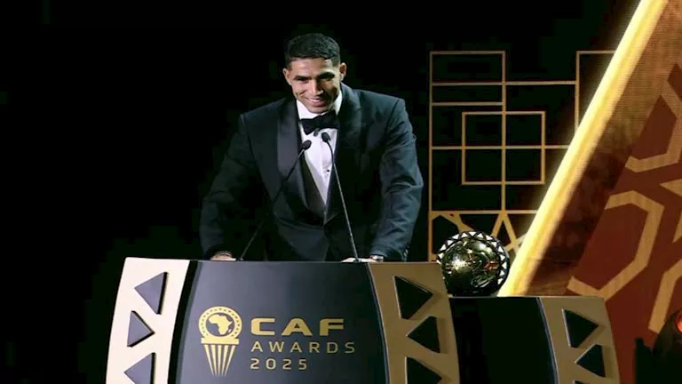 أشرف حكيمي يخطف الأنظار رفقة والدته في حفل جوائز الأفضل بأفريقيا أشرف حكيمي يخطف الأنظار رفقة والدته في حفل جوائز الأفضل بأفريقيا