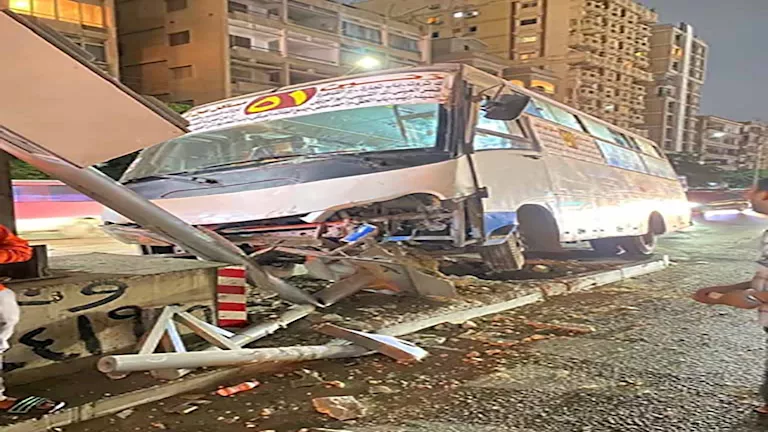 دخل في الرادار.. تفاصيل إصابة سائق ميني باص في حادث مروري بالنزهة
