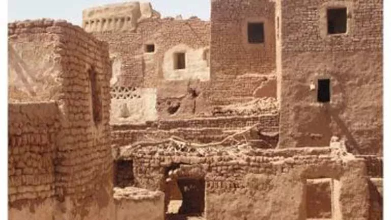 المدينة المتاهة.. كشف تفاصيل العمارة الدفاعية في بلاط الوادي الجديد المدينة المتاهة.. كشف تفاصيل العمارة الدفاعية في بلاط الوادي الجديد