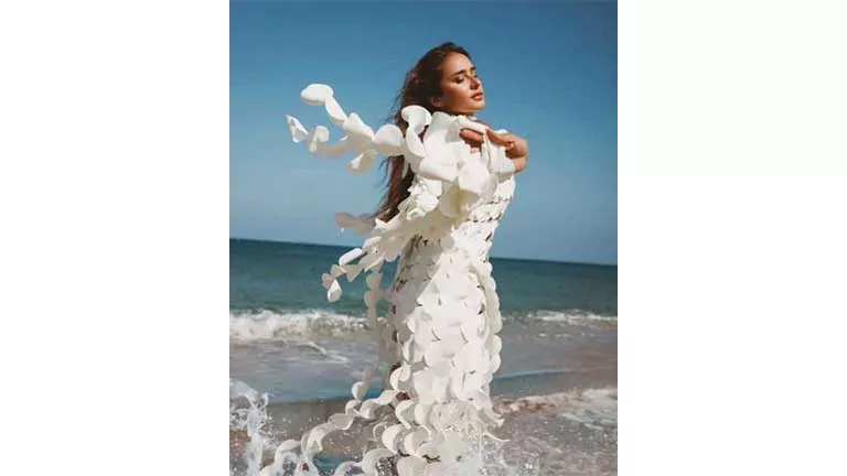 نيللي كريم تتألق بإطلالة جريئة على شاطئ البحر