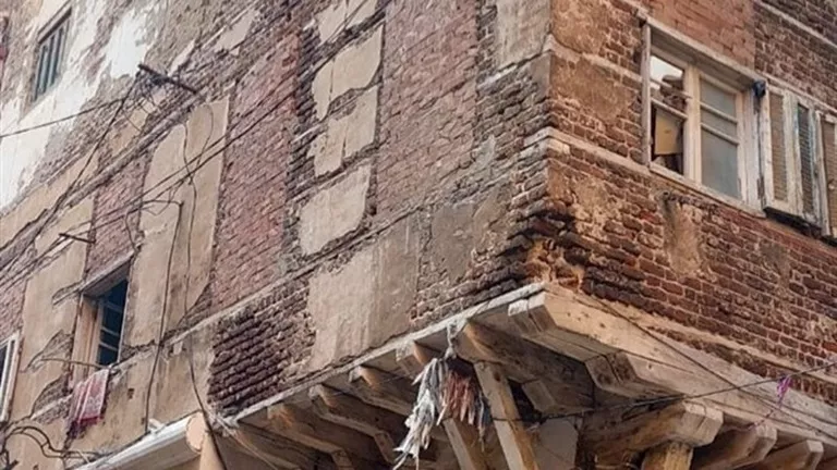 قرار هدمه صادر من 2010.. انهيار أسقف عقار قديم في “الجمرك” بالإسكندرية