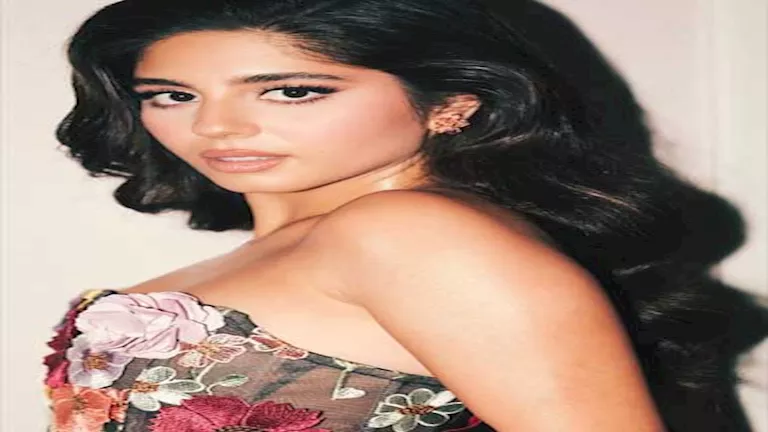 مايان السيد تتألق بفستان جريء في عرض فيلمها الجديد "ولنا في الخيال حب"