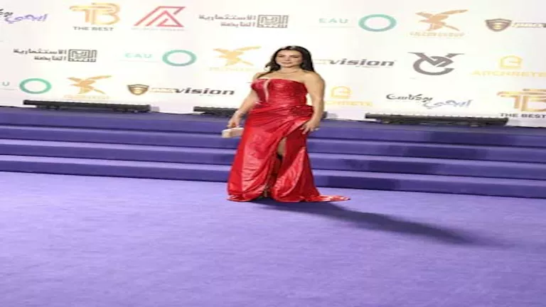 دينا فؤاد تتألق بفستان أحمر في حفل جوائز "The Best"