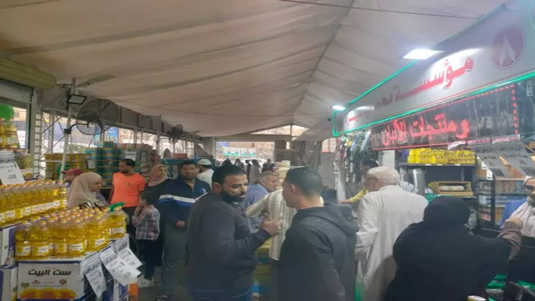 بأسعار مخفضة.. طرح مواد غذائية في المعرض الدائم للسلع الغذائية بالمنصو