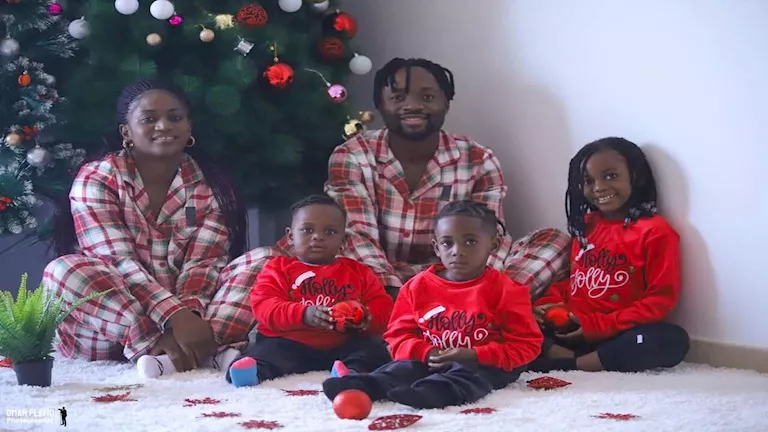 15 صورة جديدة لفيستون مايلي وزوجته وأبنائه