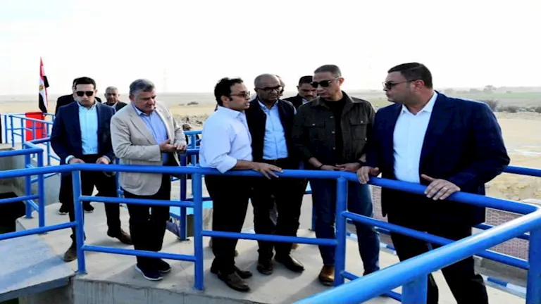 وزير الإسكان ومحافظ الفيوم يتفقدان محطتي معالجة “بطن أهريت” و”الحامولي