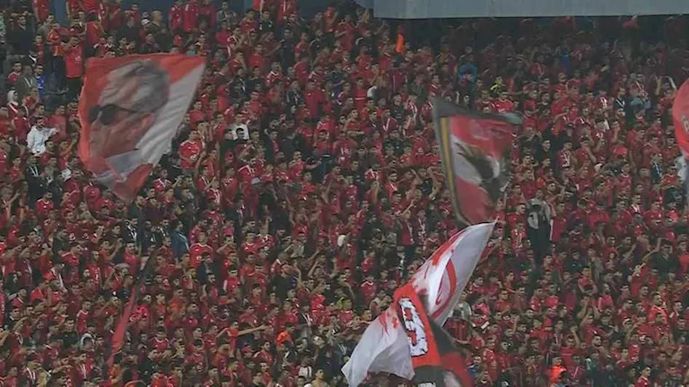 3 صور لجماهير الأهلي تؤدي صلاة العشاء في مدرجات ستاد القاهرة 3 صور لجماهير الأهلي تؤدي صلاة العشاء في مدرجات ستاد القاهرة