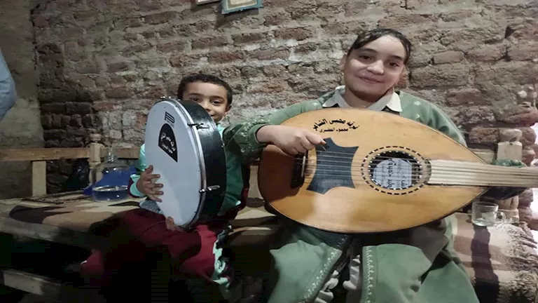 “زوزو كعابيش” تطلق مبادرة لتعليم أطفال الصعيد الموسيقى والغناء -صور