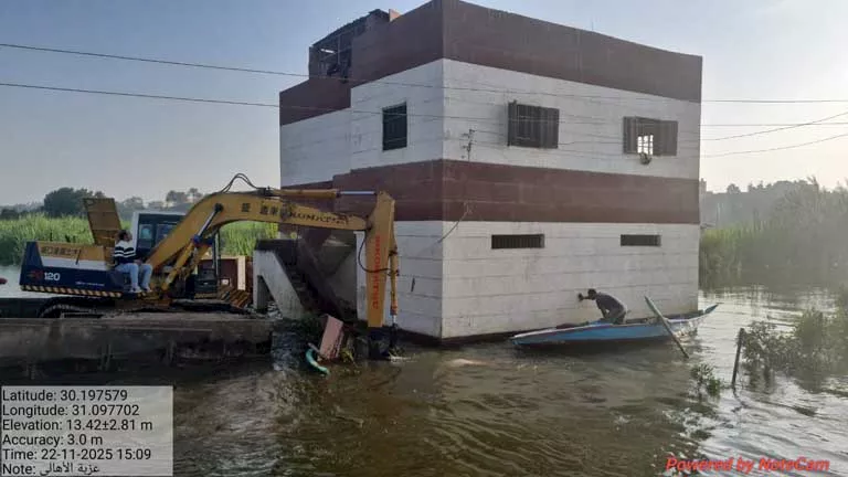محافظ القليوبية يتابع إزالة 12 حالة تعدٍ “مغمورة بالمياه ” فى القناطر
