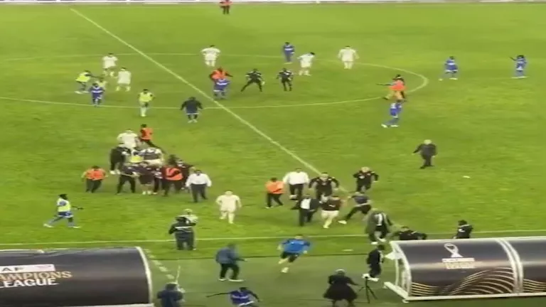 10 صور ترصد اشتباكات مباراة الهلال السوداني ومولودية الجزائر