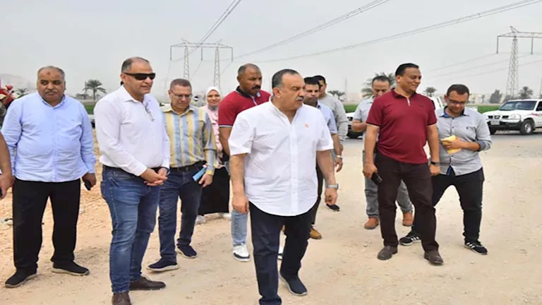 بالصورـ محافظ أسيوط يتفقد إنشاء طريق يربط 3 قرى بمحور الهضبة