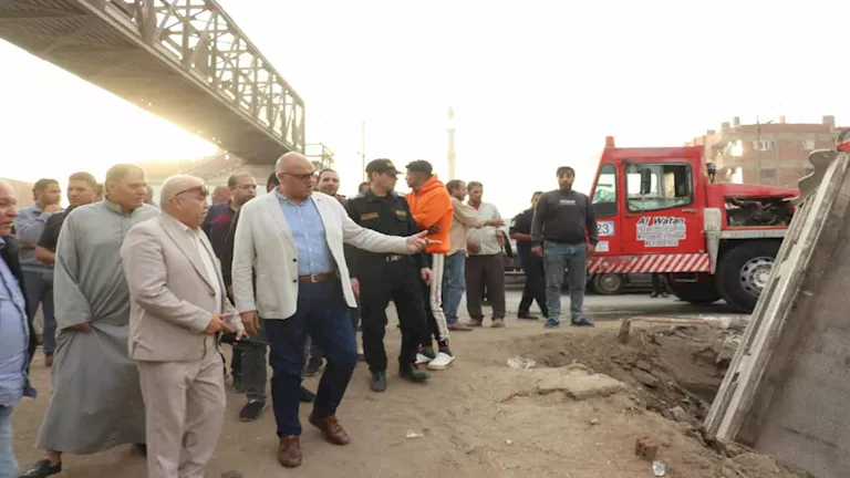 قرار عاجل لمحافظ القليوبية بعد سقوط “تريلا” في ترعة بطوخ (صور)