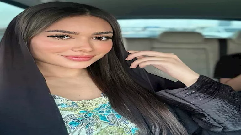 20 صورة وتعليق مثير للجدل من زوجة النني الثانية عن الحجاب