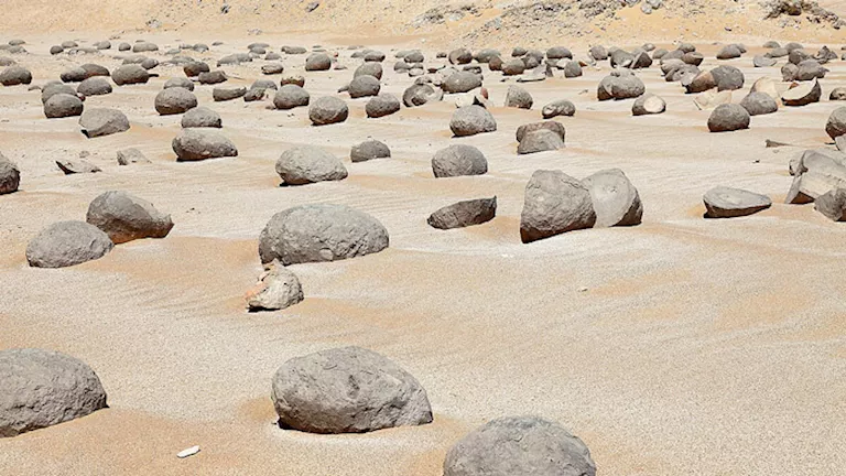 صخور تُشبه البطيخ.. قصة وادي حولته الطبيعة إلى لوحة ساحرة بالفيوم (صور