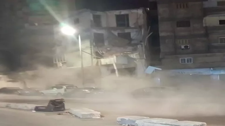 بالفيديو والصور- لحظة انهيار عقار على 3 سيارات في الإسكندرية بالفيديو والصور- لحظة انهيار عقار على 3 سيارات في الإسكندرية