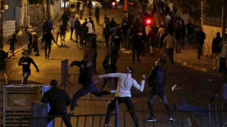 جيش الاحتلال يقتحم نابلس ويطلق الرصاص وقنابل الصوت والغاز.. فيديو